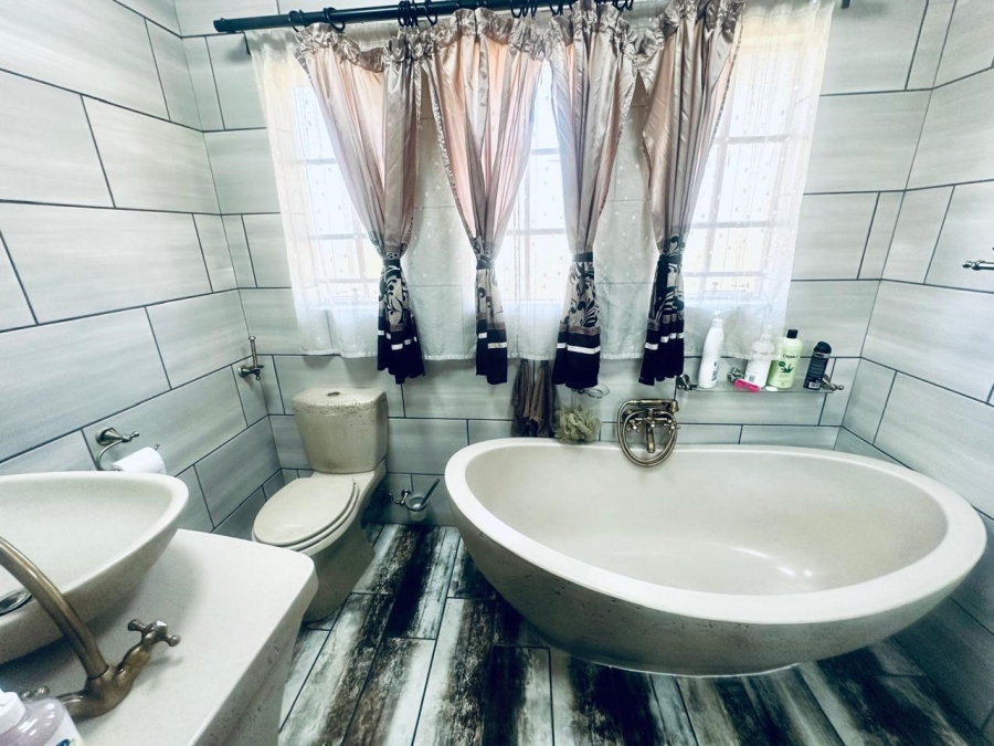 5 Bedroom Property for Sale in Albertsdal Gauteng