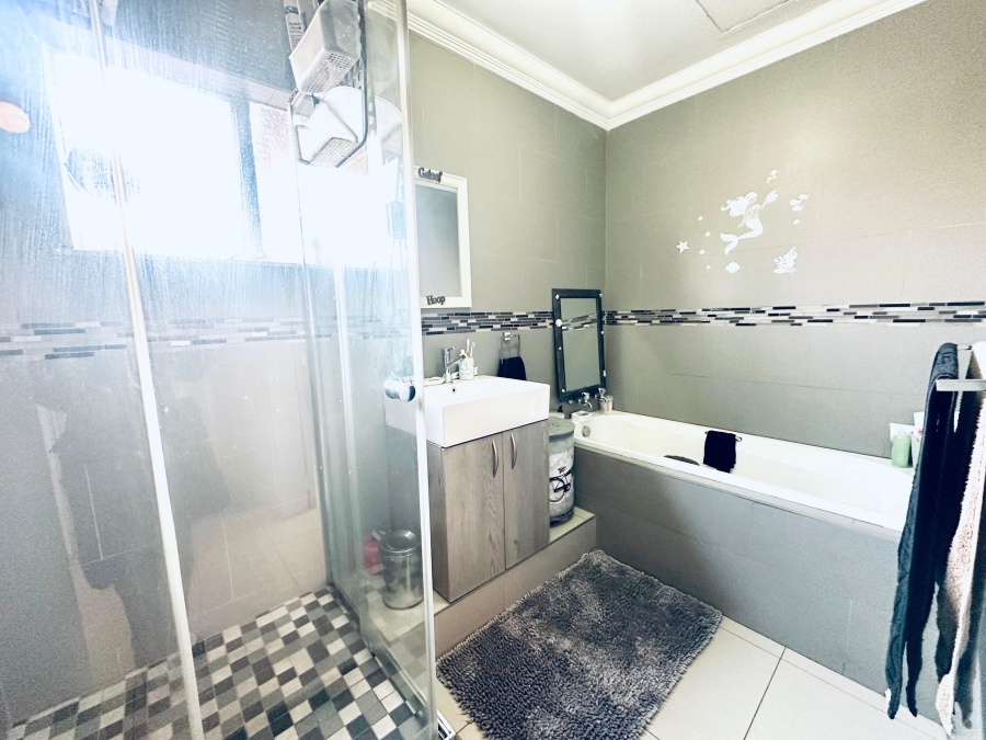 3 Bedroom Property for Sale in Brackenhurst Gauteng