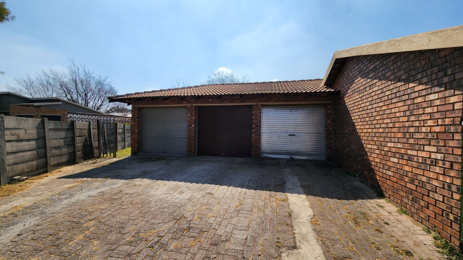 11 Bedroom Property for Sale in Noycedale Gauteng