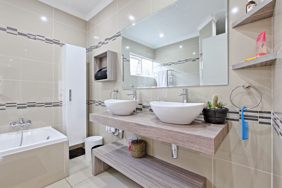 2 Bedroom Property for Sale in Morningside Manor Gauteng