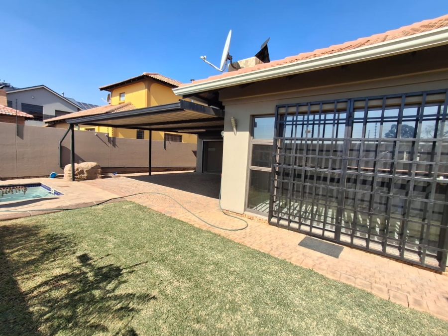 3 Bedroom Property for Sale in Kenleaf Gauteng