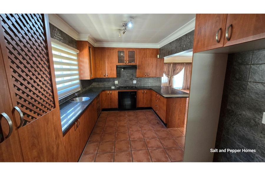 To Let 4 Bedroom Property for Rent in Bougainvillea Estate Gauteng