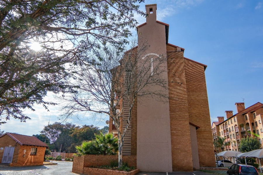 2 Bedroom Property for Sale in Die Hoewes Gauteng