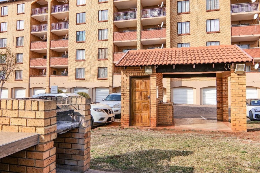2 Bedroom Property for Sale in Die Hoewes Gauteng