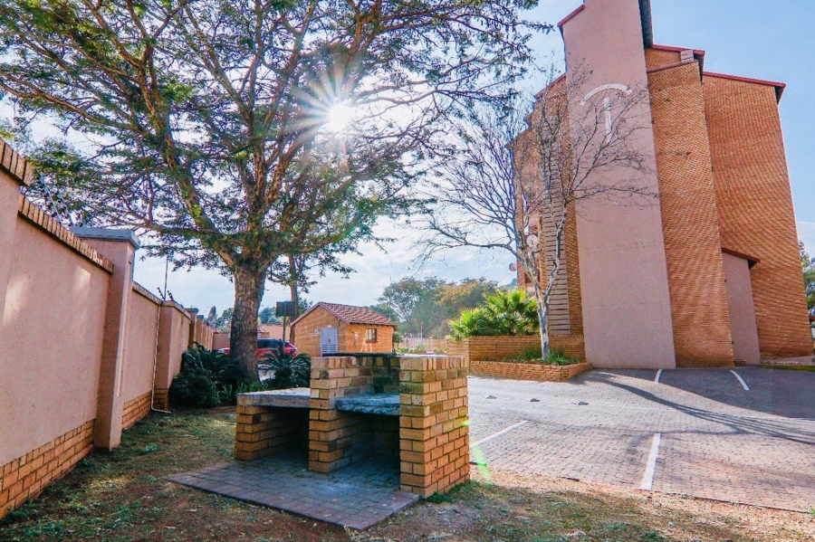 2 Bedroom Property for Sale in Die Hoewes Gauteng