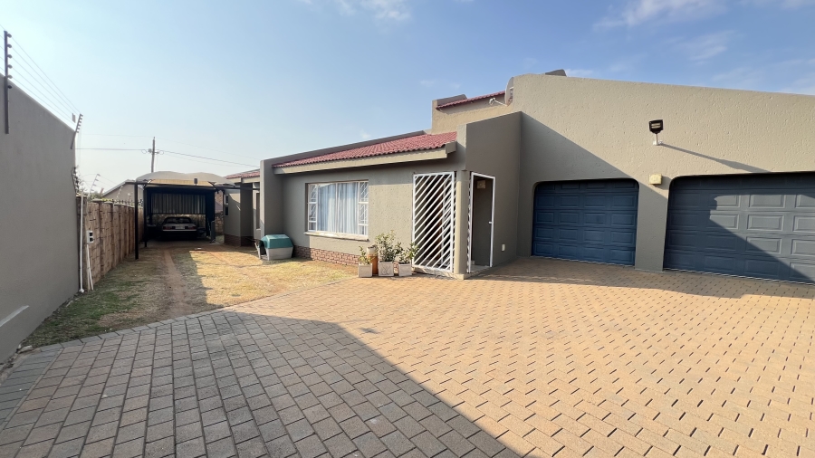 4 Bedroom Property for Sale in Eike Park Gauteng