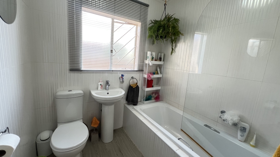 4 Bedroom Property for Sale in Eike Park Gauteng