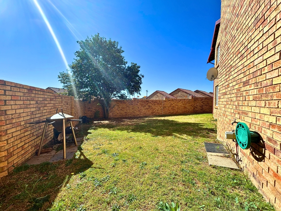 2 Bedroom Property for Sale in The Reeds Gauteng