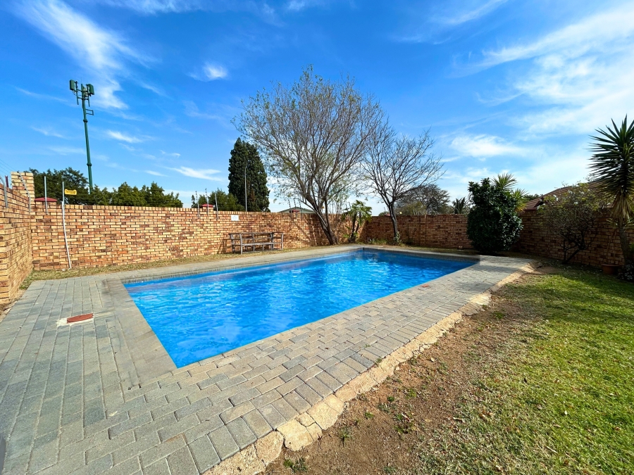 2 Bedroom Property for Sale in The Reeds Gauteng