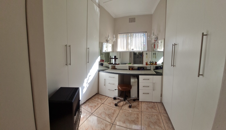 6 Bedroom Property for Sale in Greenhills Gauteng
