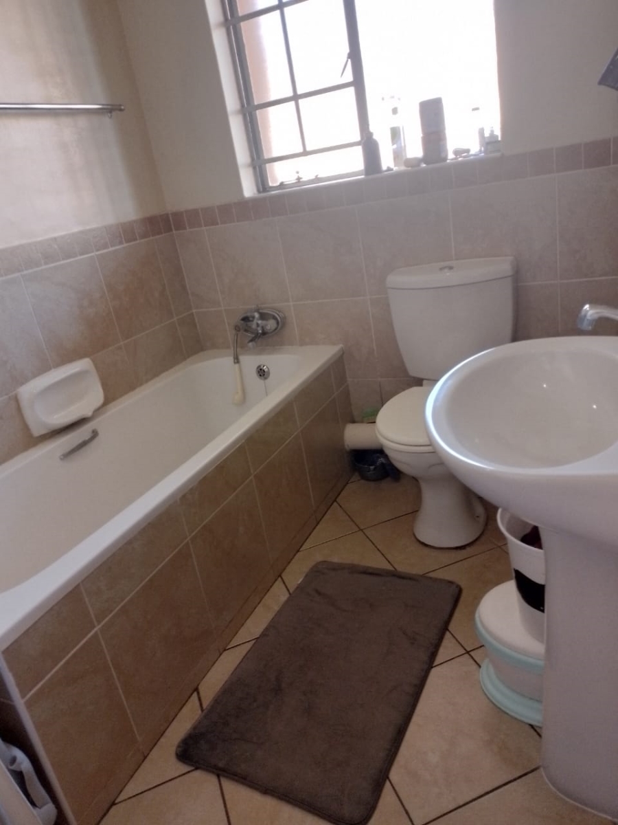 2 Bedroom Property for Sale in Noordwyk Gauteng