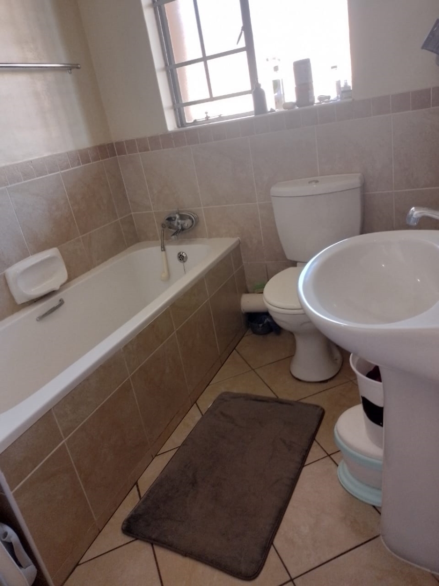 2 Bedroom Property for Sale in Noordwyk Gauteng