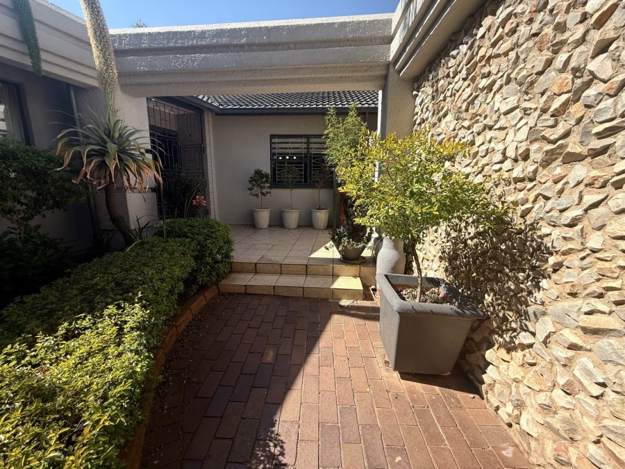 4 Bedroom Property for Sale in Meredale Gauteng