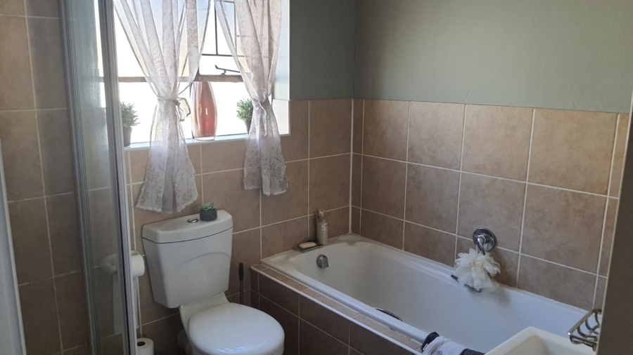2 Bedroom Property for Sale in Noordheuwel Gauteng