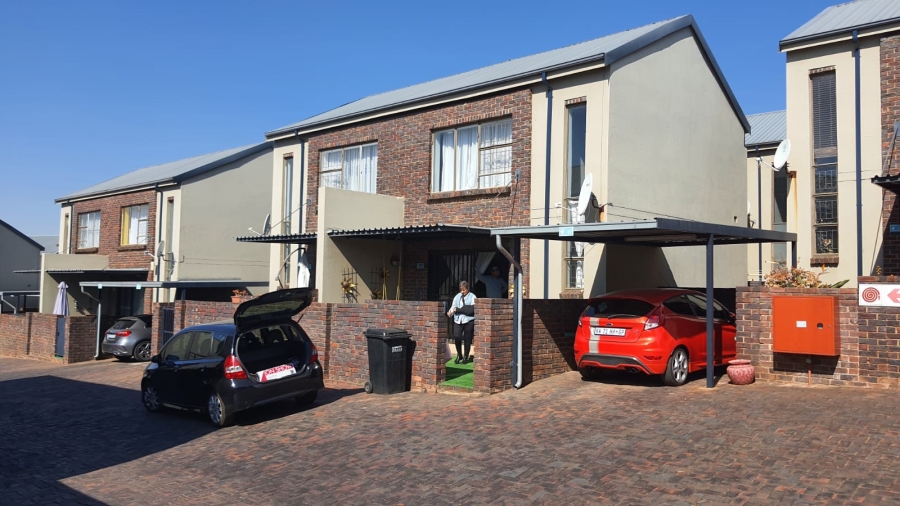 2 Bedroom Property for Sale in Noordheuwel Gauteng