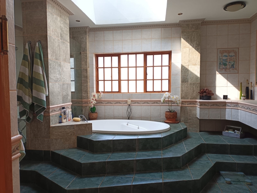 8 Bedroom Property for Sale in Northcliff Gauteng
