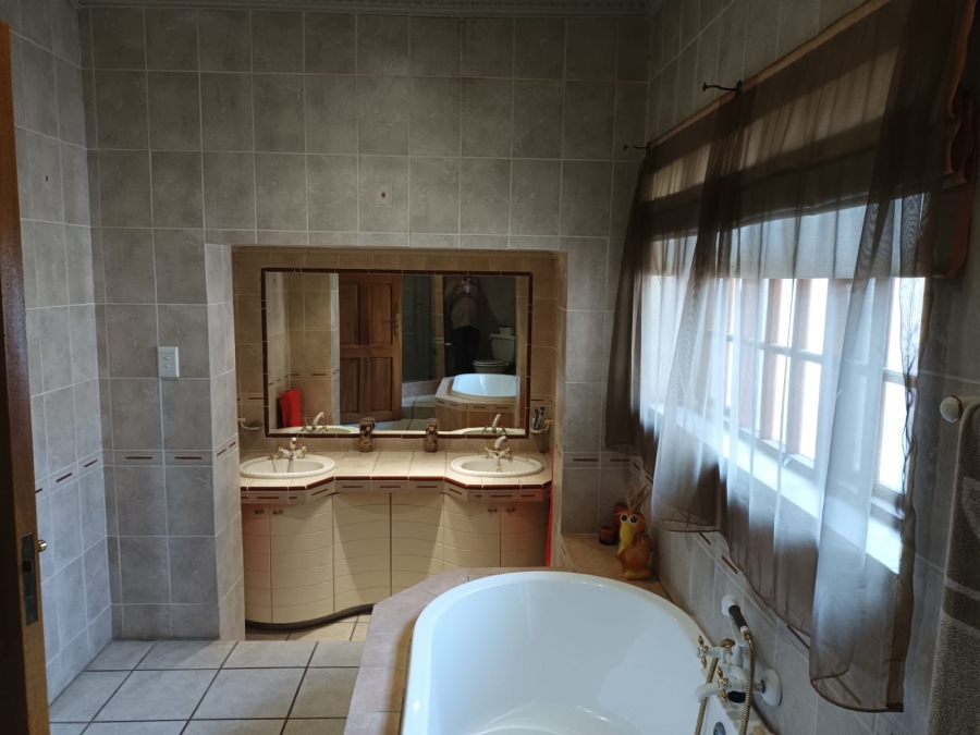 8 Bedroom Property for Sale in Northcliff Gauteng