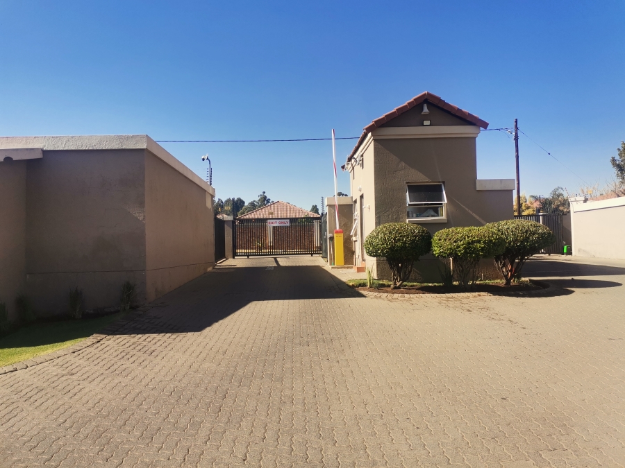 2 Bedroom Property for Sale in Cloverdene Gauteng