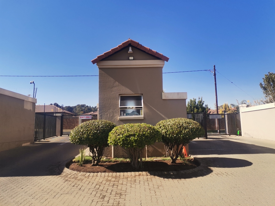 2 Bedroom Property for Sale in Cloverdene Gauteng