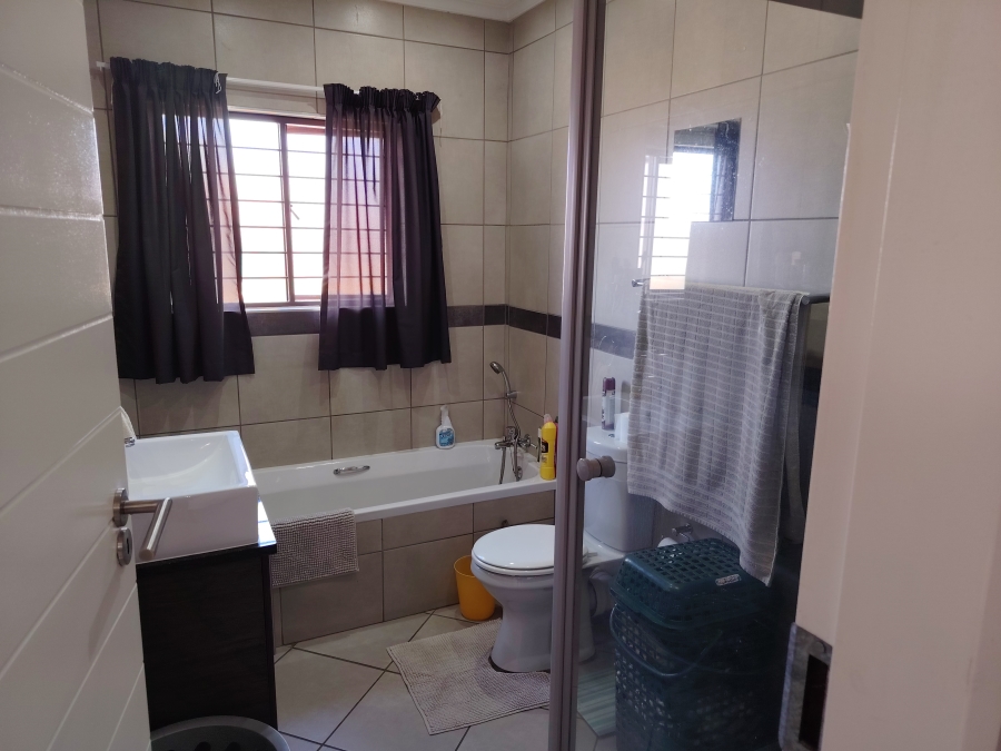 3 Bedroom Property for Sale in Monavoni Gauteng