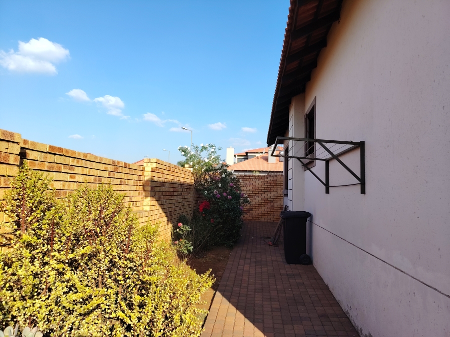3 Bedroom Property for Sale in Monavoni Gauteng