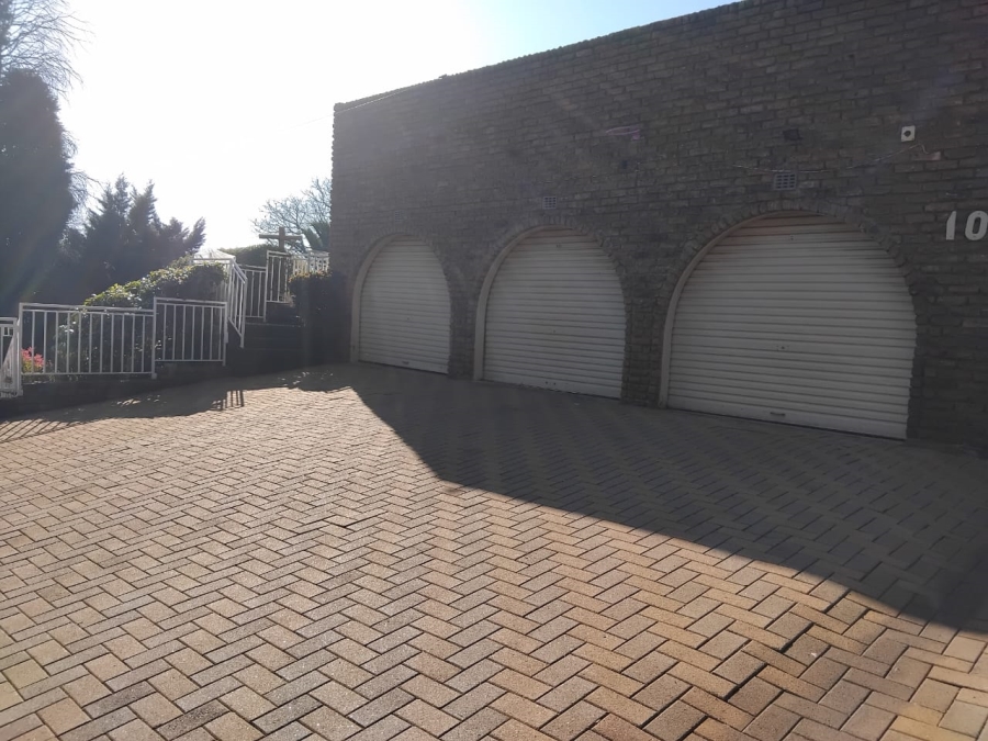 4 Bedroom Property for Sale in Roodekrans A H Gauteng