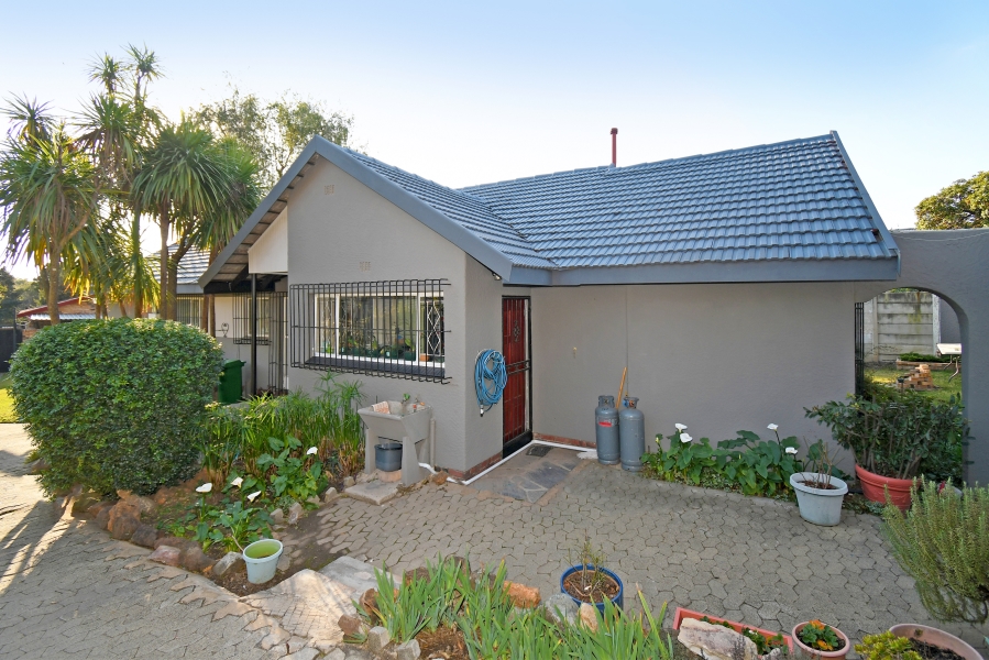3 Bedroom Property for Sale in Fontainebleau Gauteng