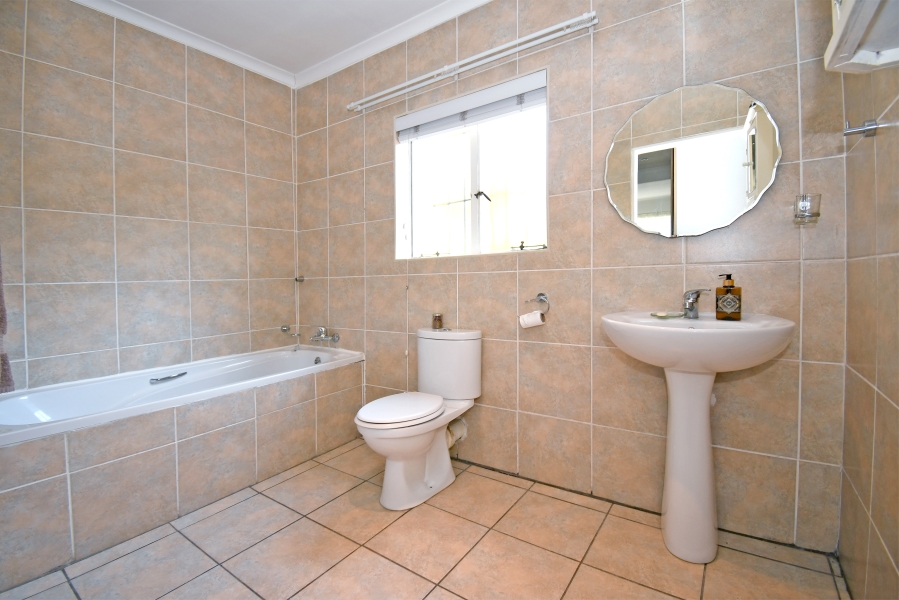 3 Bedroom Property for Sale in Fontainebleau Gauteng