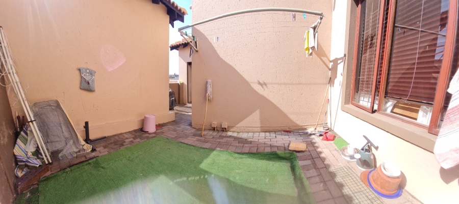 2 Bedroom Property for Sale in Noordheuwel Gauteng