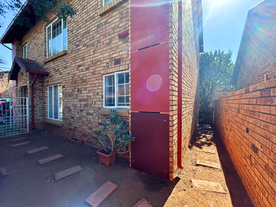 2 Bedroom Property for Sale in The Reeds Gauteng