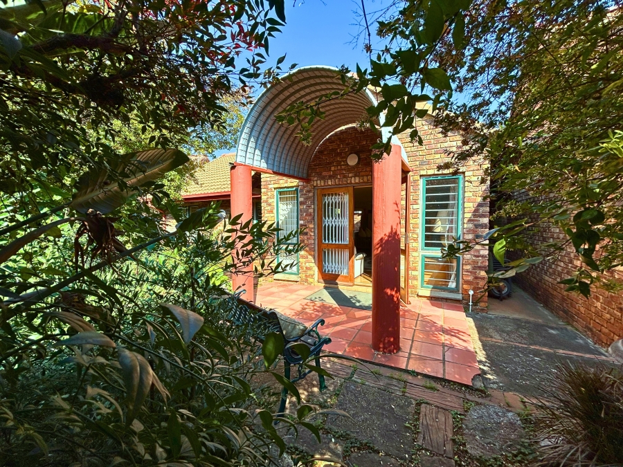 2 Bedroom Property for Sale in Die Hoewes Gauteng