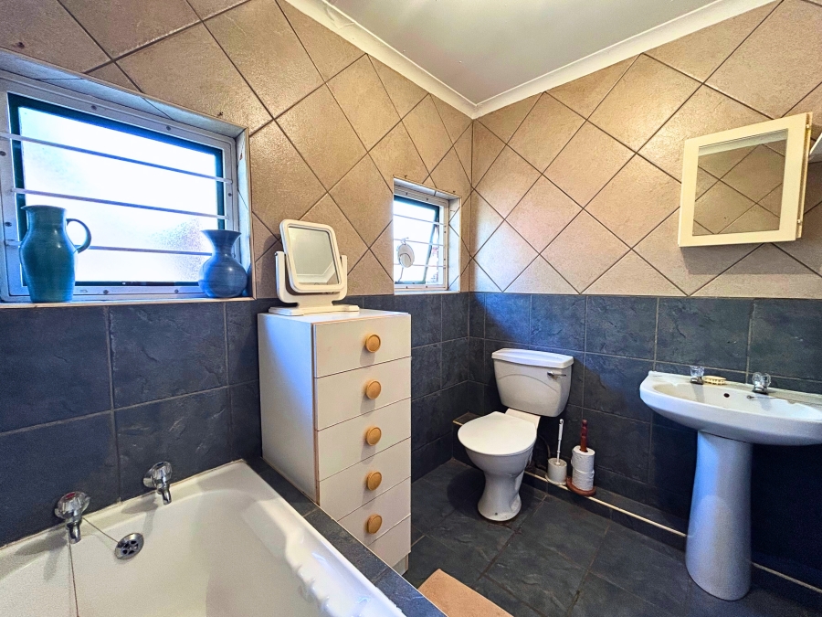2 Bedroom Property for Sale in Die Hoewes Gauteng