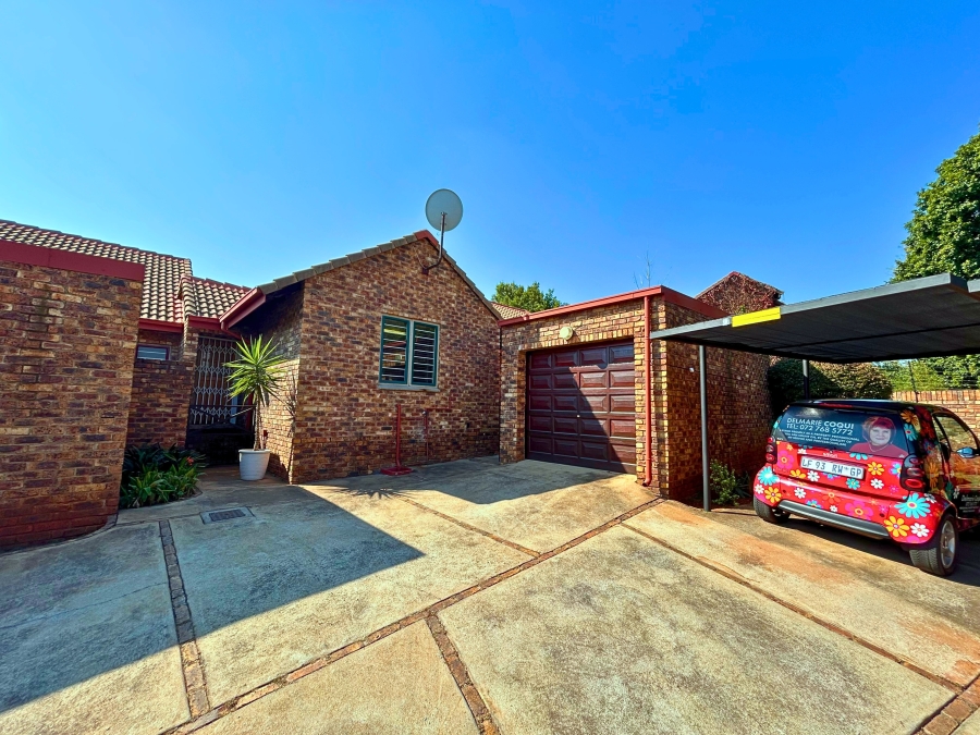 2 Bedroom Property for Sale in Die Hoewes Gauteng