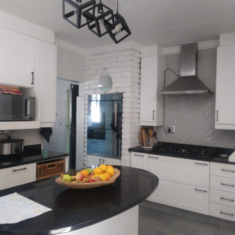 4 Bedroom Property for Sale in Kenleaf Gauteng