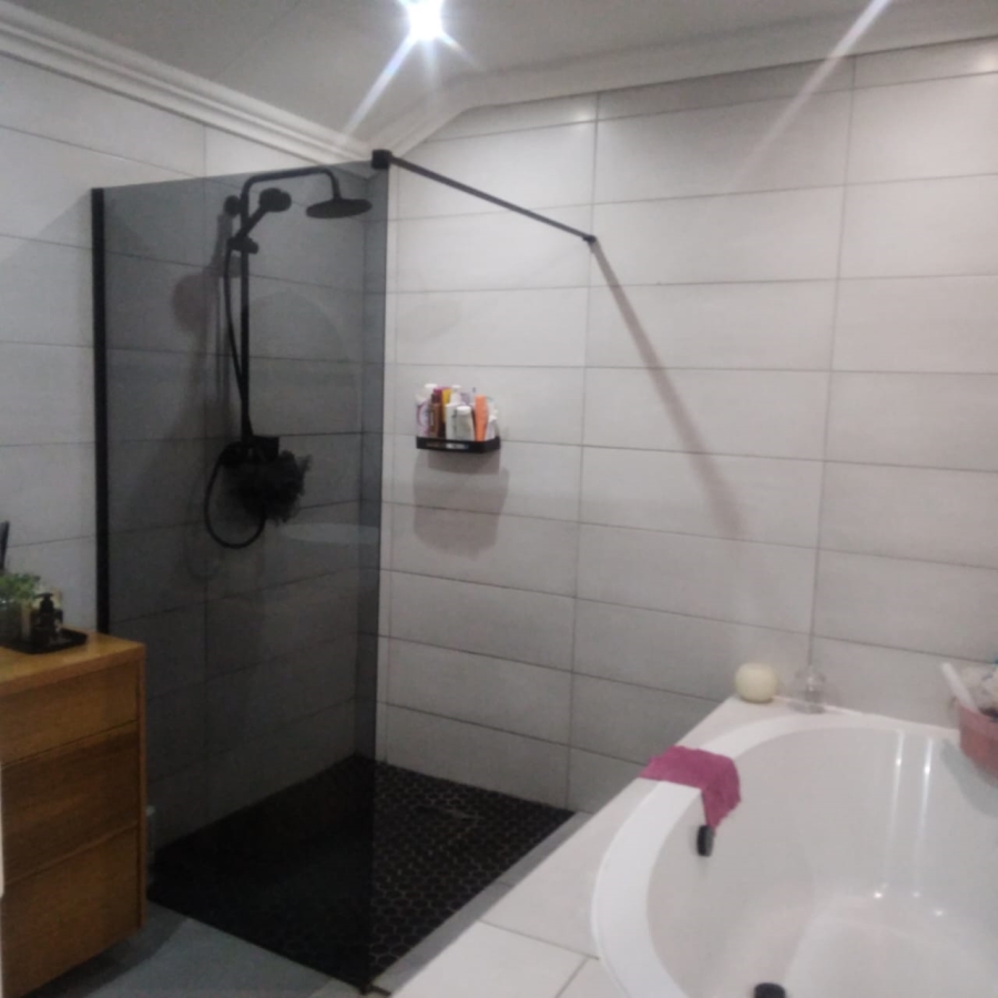 4 Bedroom Property for Sale in Kenleaf Gauteng