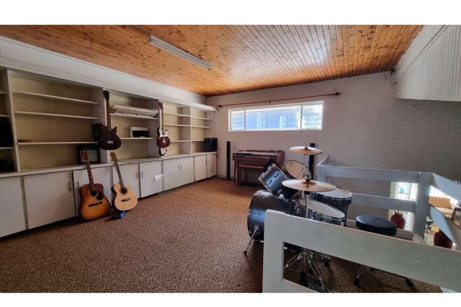 13 Bedroom Property for Sale in Petersfield Gauteng