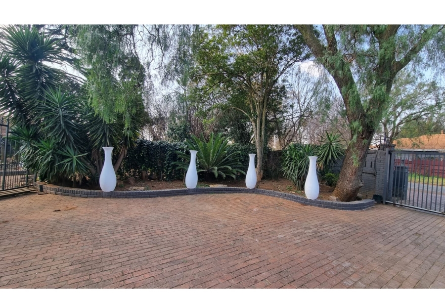13 Bedroom Property for Sale in Petersfield Gauteng