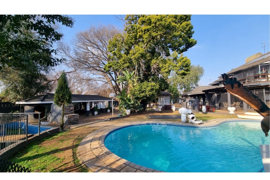 13 Bedroom Property for Sale in Petersfield Gauteng