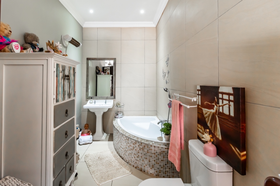 3 Bedroom Property for Sale in Waverley Gauteng