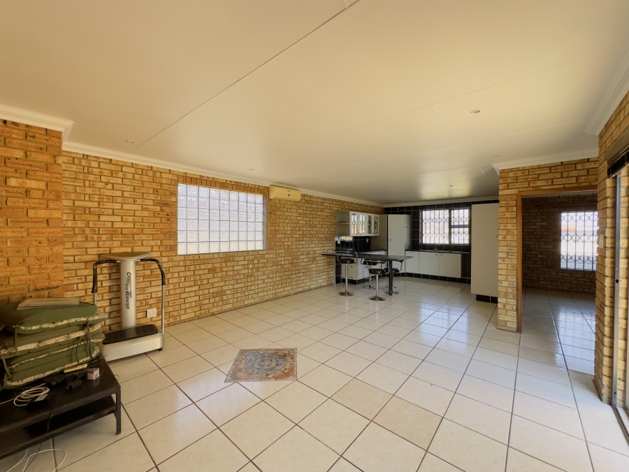 7 Bedroom Property for Sale in Florentia Gauteng