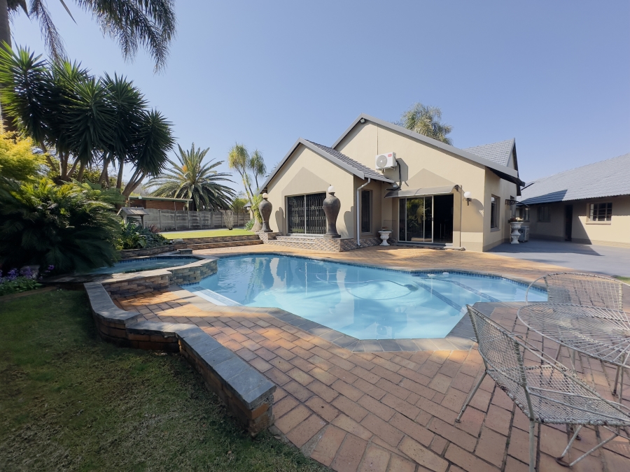 7 Bedroom Property for Sale in Florentia Gauteng