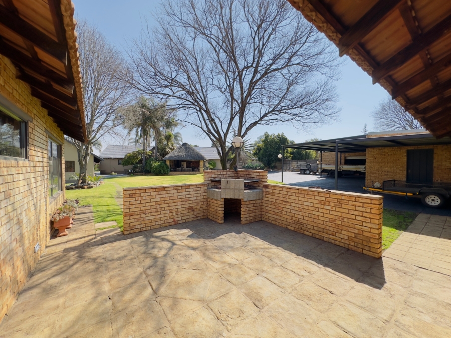 7 Bedroom Property for Sale in Florentia Gauteng