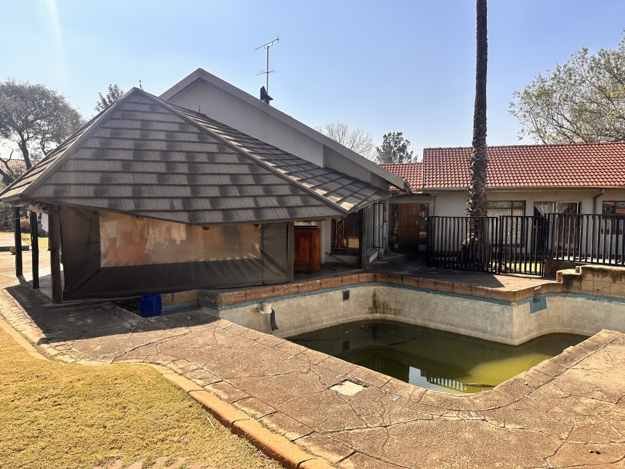 6 Bedroom Property for Sale in Brackenhurst Gauteng