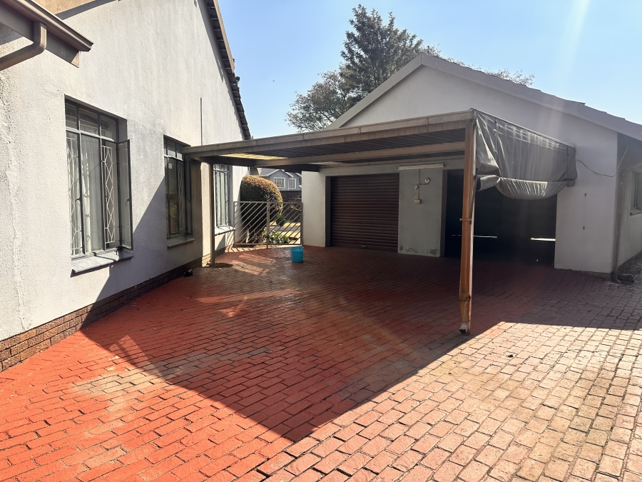 6 Bedroom Property for Sale in Brackenhurst Gauteng