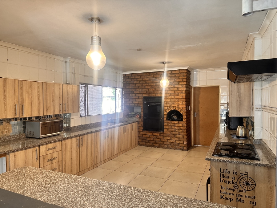 6 Bedroom Property for Sale in Brackenhurst Gauteng