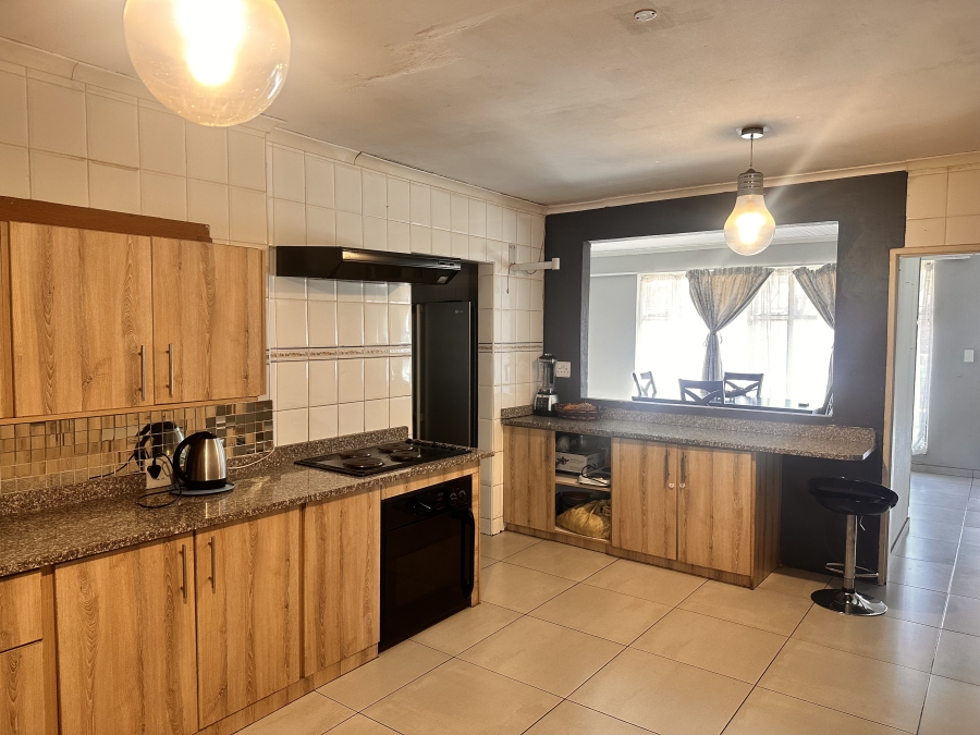 6 Bedroom Property for Sale in Brackenhurst Gauteng