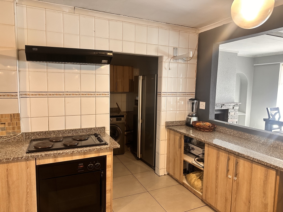 6 Bedroom Property for Sale in Brackenhurst Gauteng