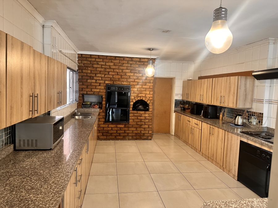 6 Bedroom Property for Sale in Brackenhurst Gauteng