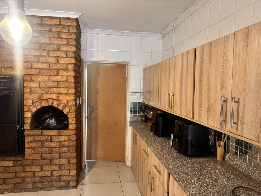 6 Bedroom Property for Sale in Brackenhurst Gauteng