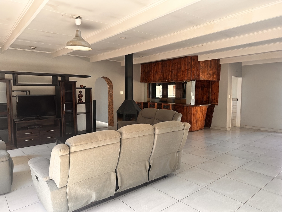 6 Bedroom Property for Sale in Brackenhurst Gauteng